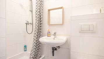 Dusche, Haartrockner, Handtücher, Seife