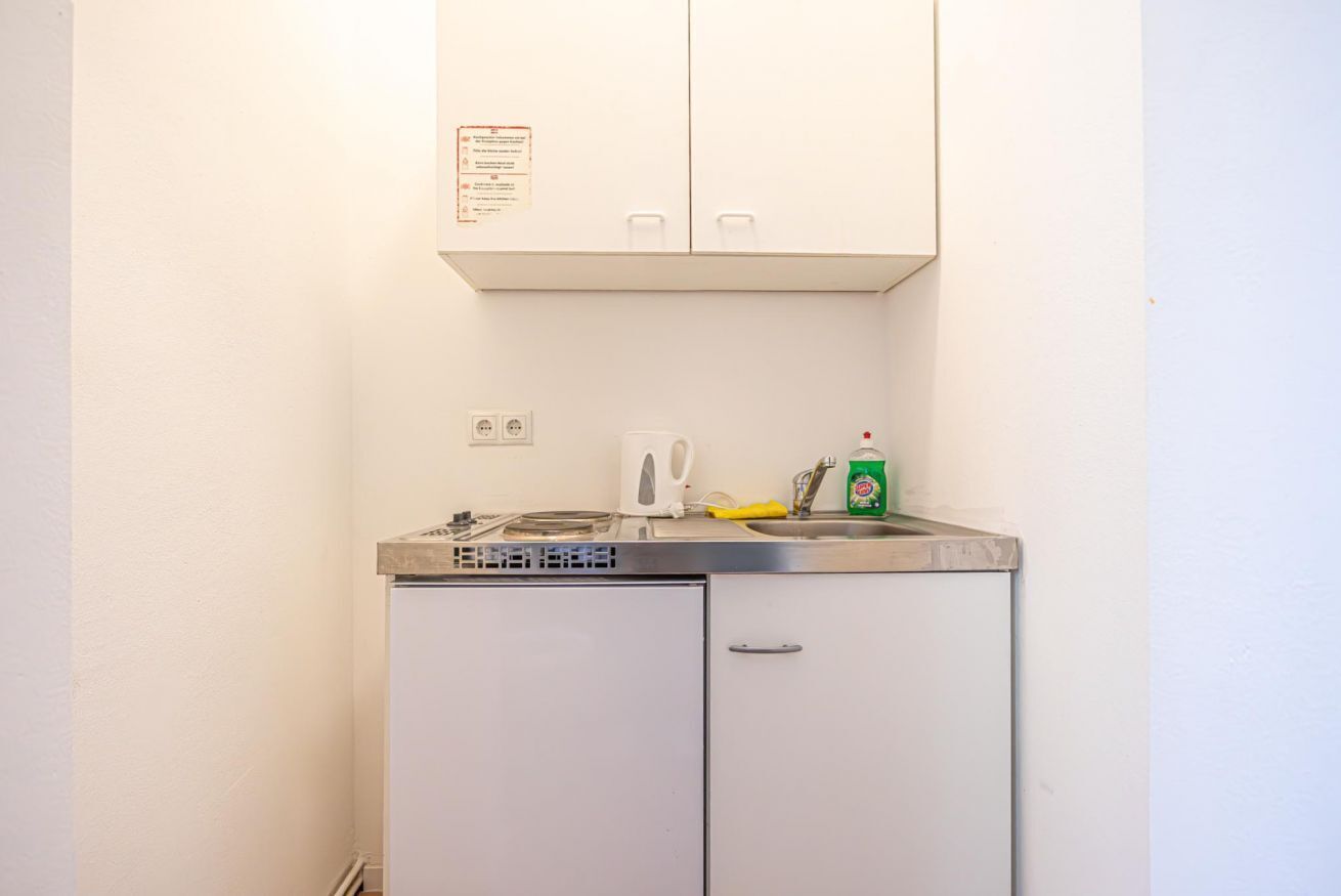 Mikrowelle, Herdplatte, Wasserkocher, Kochgeschirr/Geschirr/Besteck