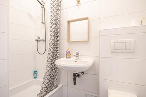 Douche, sèche-cheveux, serviettes fournies, savon