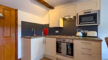 Frigorífico, microondas, horno y utensilios de cocina