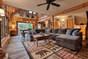 Smart TV, fireplace - Ladybug Lodge - Hot Tub, Fire Pit, Pool Table (Cosby)