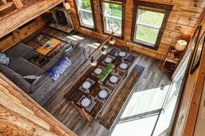Smart TV, fireplace - Ladybug Lodge - Hot Tub, Fire Pit, Pool Table (Cosby)