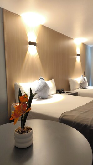 Executive-Studio, 2 Doppelbetten, Balkon, Poolblick | Zimmersafe, Verdunkelungsvorhänge, schallisolierte Zimmer