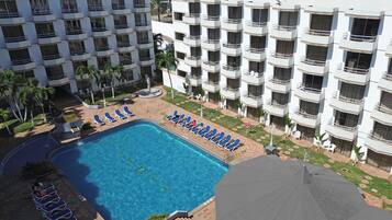 Executive-studio, 2 parisänkyä, parveke, näköala uima-altaalle | Näkymä huoneesta