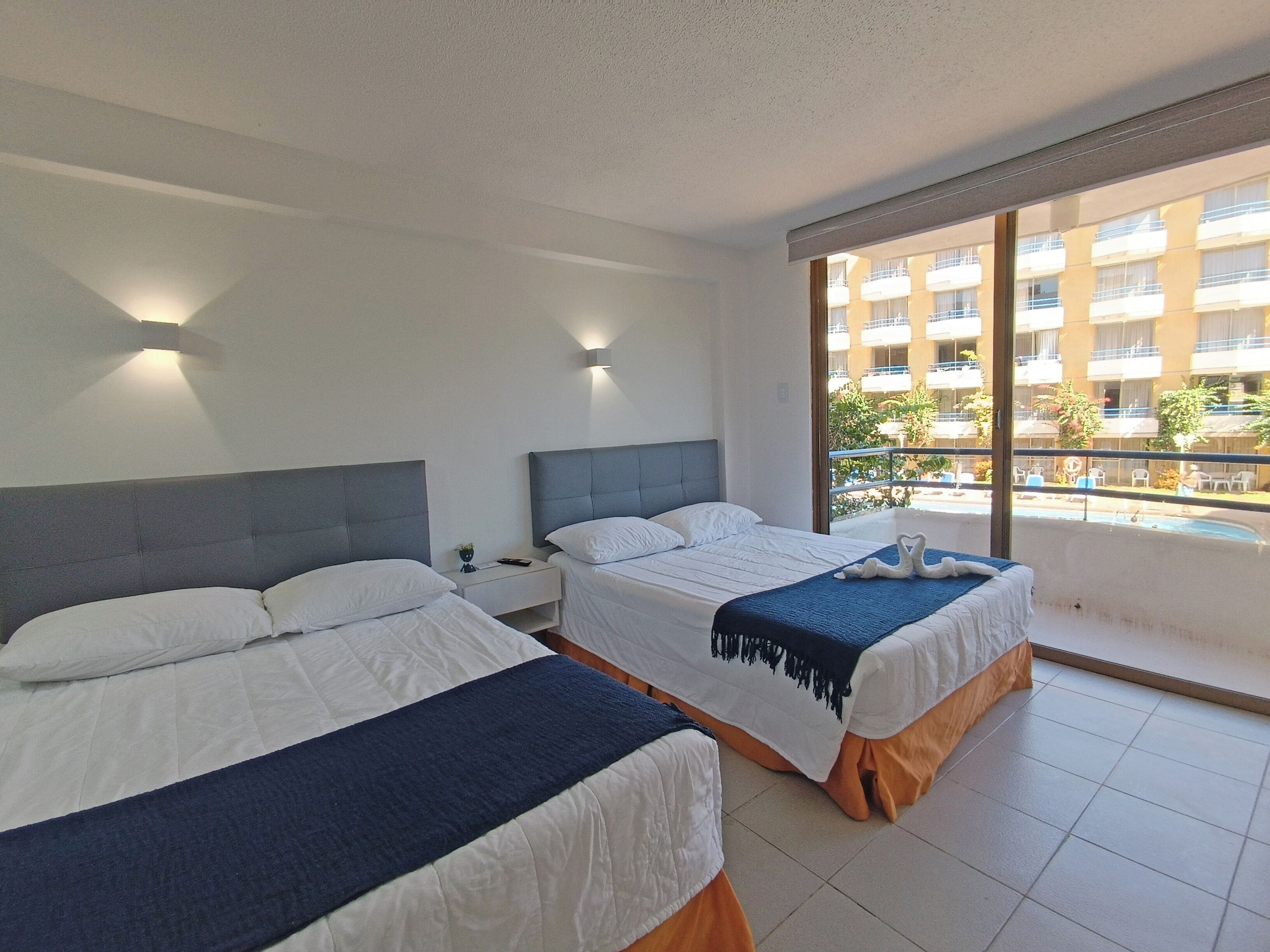 Rom – standard, balkong, bassengutsikt | Safe på rommet, blendingsgardiner, lydisolert og strykejern/-brett