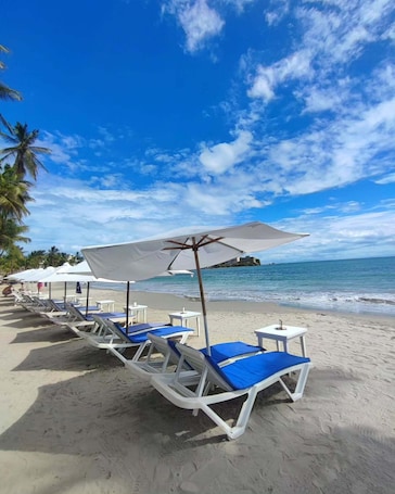 Traslado desde/hacia la playa gratis, sillas reclinables de playa. Hotel Margarita Dynasty