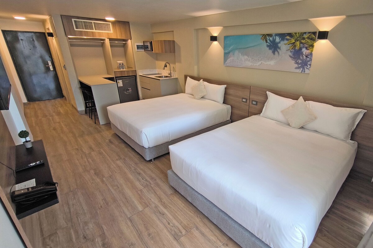 Estudio ejecutivo, 2 camas dobles, balcón, vistas a la piscina | Caja fuerte, cortinas opacas, sistema de insonorización