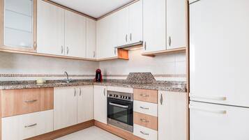 Frigorífico, horno, placa de cocina y cafetera o tetera