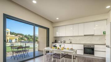 Frigorífico, microondas, horno y placa de cocina