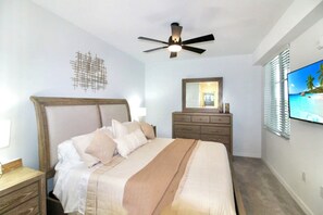 2 bedrooms, iron/ironing board, WiFi, bed sheets - Brand new 2-bedroom condo located on golf course with resort style amenities (Venice)