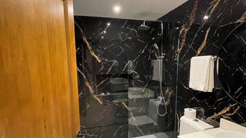 Sèche-cheveux, serviettes fournies, savon, papier toilette