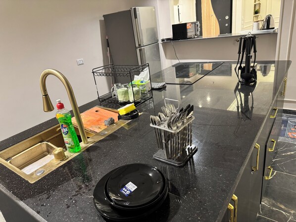 Frigorífico, microondas, horno y placa de cocina
