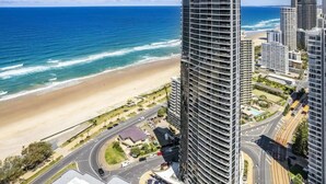 Un hôtel de grande hauteur offrant une vue sur la plage et l’océan.