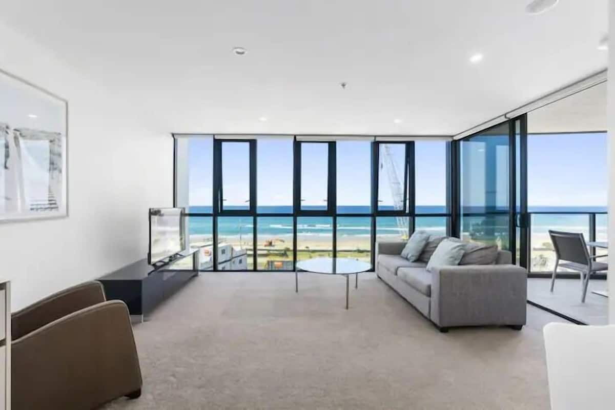 Apartment, 1 Bedroom, Ocean View | Ruang tamu | 55 inci sebuah televisyen pintar dengan digital, Netflix