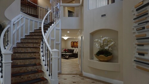 Modern Luxury Retreat near Las Vegas Strip/Airport