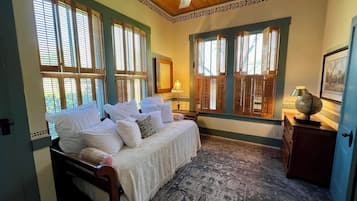 3 bedrooms, desk, iron/ironing board, free WiFi