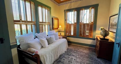 Historical Krezdorn House in the heart of Seguin!