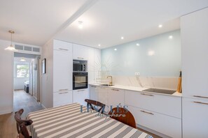 Kylskåp, diskmaskin, brödrost och grytor/köksredskap