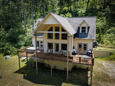 Casa del Rio 3/2 on Hiawassee River w/ HOT TUB on a Secluded Private lot