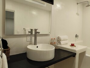 مجففات شعر، مناشف، صابون، ورق حمّام