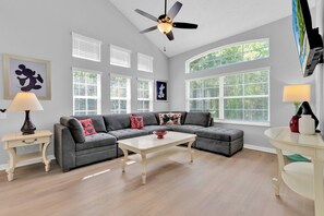 Smart TV, stereo - Renovated, Wheelchair Friendly Home, Steps to clubhouse! (Kissimmee)