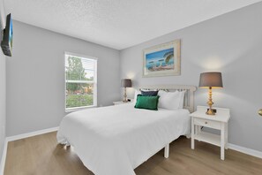 4 bedrooms, desk, iron/ironing board, travel crib - Renovated, Wheelchair Friendly Home, Steps to clubhouse! (Kissimmee)