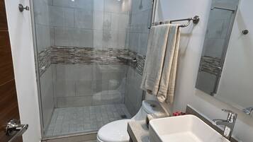 Secadora de cabello, toallas, jabón, shampoo