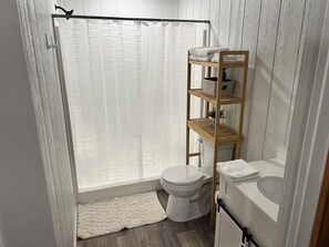 Serviettes fournies, savon, shampoing, papier toilette