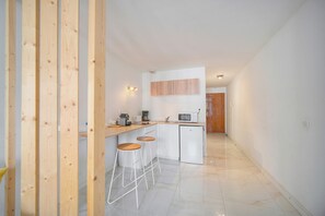 Réfrigérateur, micro-ondes, plaque de cuisson, cafetiÚre/bouilloire