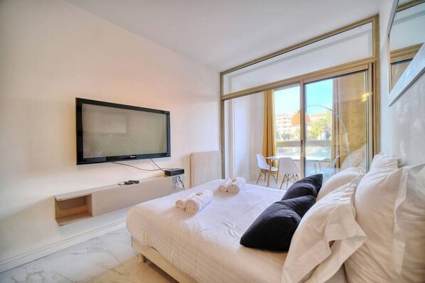 Tabla de planchar con plancha, wifi gratis, ropa de cama