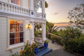 Property grounds - 'Abel Abode -Te Whare Rangi'  - Private Room in Nelson Waterfront (Nelson)
