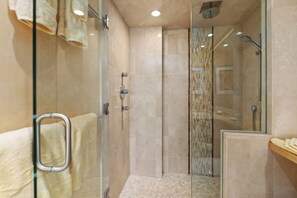 Shower, hair dryer, towels - Beautiful central kihei two bedroom (MBG309) (Kihei)