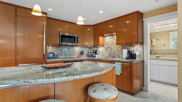 Jääkaappi, mikroaaltouuni, uuni, astianpesukone