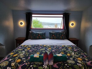 1 quarto, ferros/tábuas de passar roupa, berço de viagem