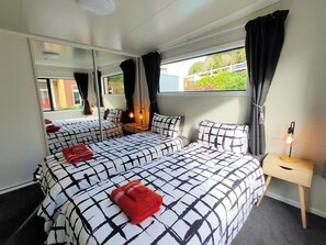 1 bedroom, iron/ironing board, travel crib, free WiFi - A Stone's Thrown From Town (Cosy Home) (Dunedin)