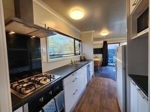 Fridge, microwave, oven, stovetop - A Stone's Thrown From Town (Cosy Home) (Dunedin)