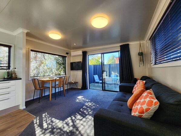 Smart TV - A Stone's Thrown From Town (Cosy Home) (Dunedin)