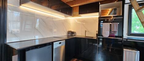 Refrigerador, microondas, horno y parrilla de estufa
