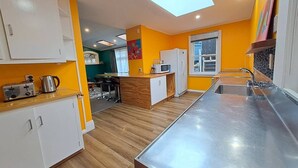 Cafetera y tetera, refrigerador, microondas y horno