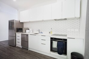 Kühlschrank, Mikrowelle, Ofen, Herdplatte