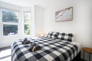 2 عدّة غرف نوم ومكواة/لوح كي وسرير سفر وواي فاي مجانًا