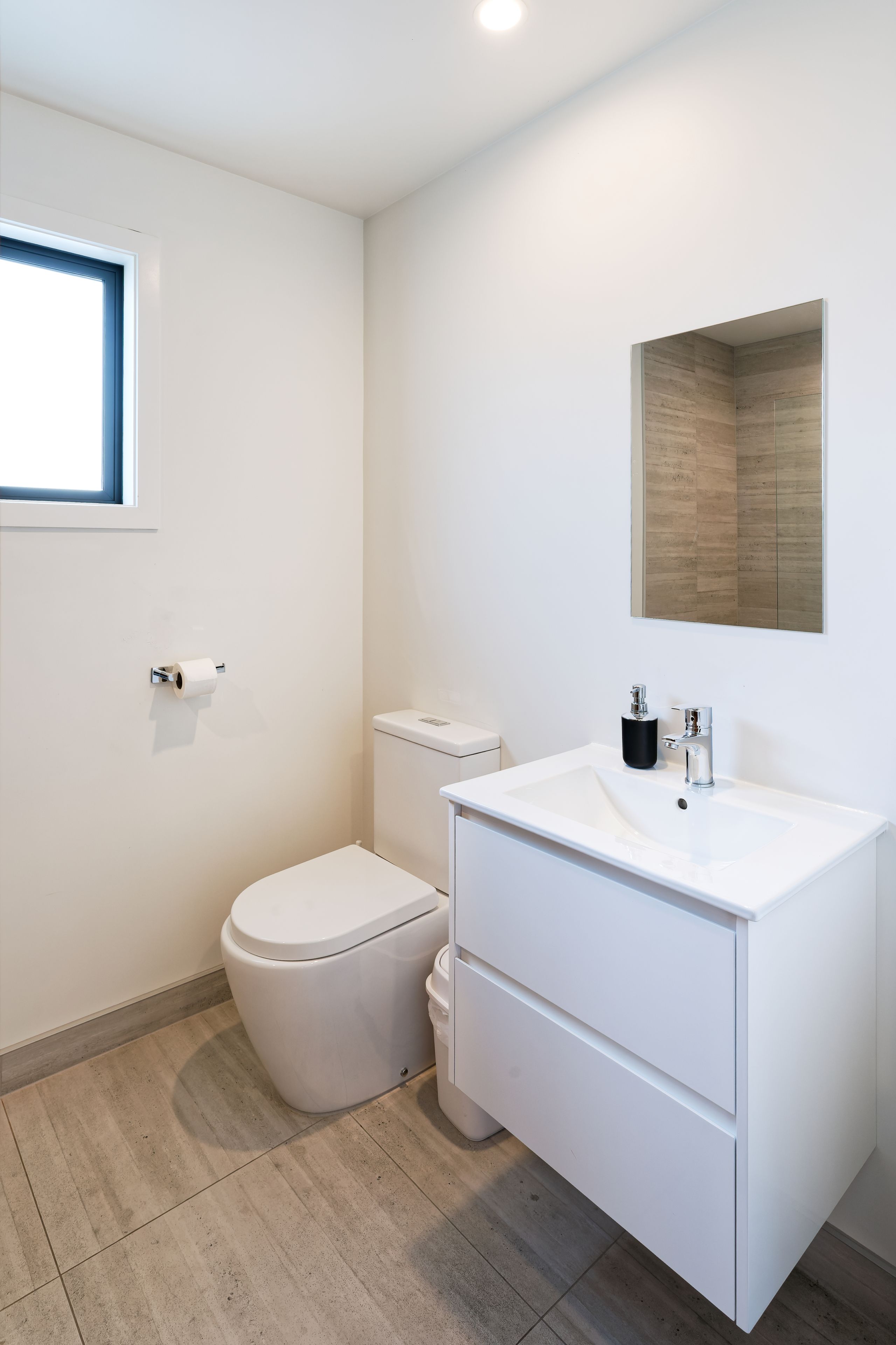 Modern Spacious Bathroom