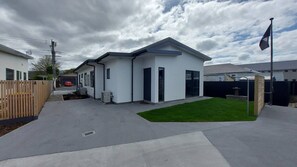Exterior - Sleek Suite by the Sand (1-bedroom) (Dunedin)