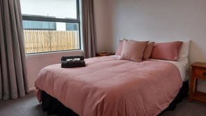 1 habitación, tabla de planchar con plancha y cuna de viaje 