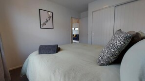 2 bedrooms, iron/ironing board, travel crib, free WiFi - Sleek Suite by the Sand (2-bedroom) (Dunedin)