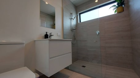 Sèche-cheveux, serviettes fournies. Sleek Suite by the Sand (2-bedroom)