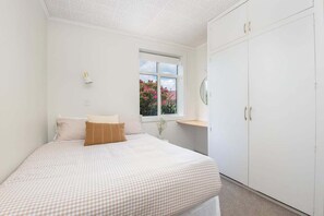 2 quartos, ferros/tábuas de passar roupa, berço de viagem