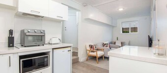 Roslyn Retreat: Garden 2-Bed Suite + Kitchenette