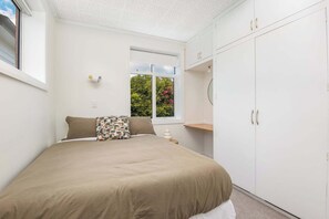 2 bedrooms, iron/ironing board, travel cot, free WiFi