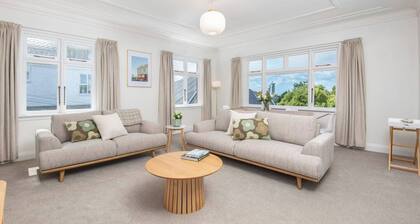 Spacious 3-Bedroom Home in Roslyn with Views